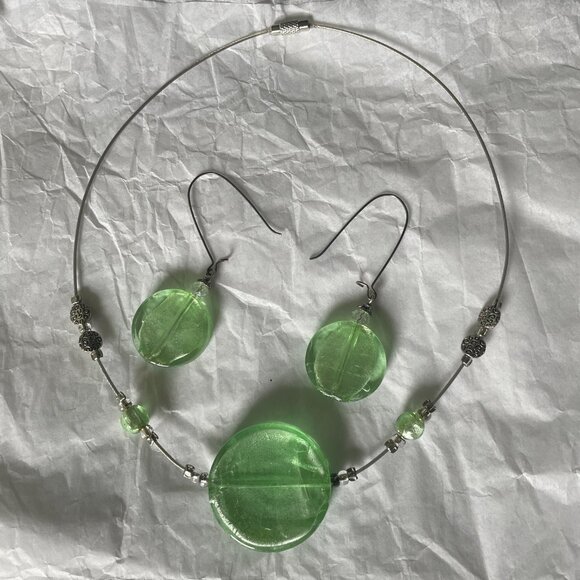 Stunning green glass necklace earring set - NEW - Picture 6 of 7